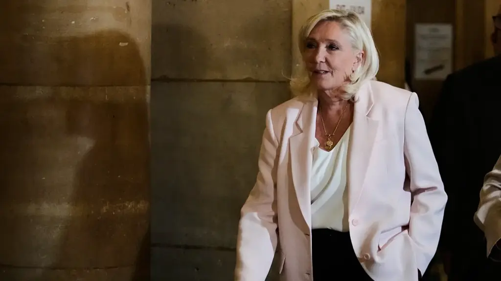 Le Pen shpallet fajtore  dënohet me tre vjet burgim  1 vit në  arrest shtëpiak  me byzylyk elektronik