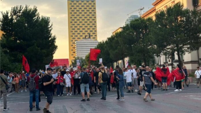 1782409115_proteste
