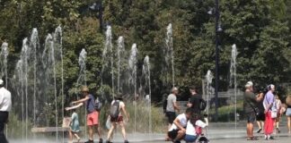 Vapa ‘pushton’ Tiranën, mjekët: Kujdes temperaturat e larta! Qytetarët kërkojnë hije, punëtorët ‘sfidojnë’ të nxehtin