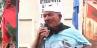 Degradon gjuha në protestë, vlonjati përdor ofendime të rënda para grave e fëmijëve