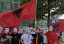 FOTOT/ Rastësi apo dhunë e paramenduar? Maskat e vëna nga dhunuesit e Komisariatit nr.3 u panë dhe në turmën para Kryeministrisë