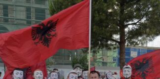 FOTOT/ Rastësi apo dhunë e paramenduar? Maskat e vëna nga dhunuesit e Komisariatit nr.3 u panë dhe në turmën para Kryeministrisë