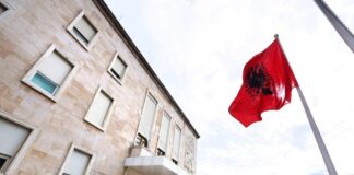 Në një shoqëri demokratike largohen politikanët, jo qytetarët