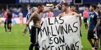 Argjentina rrezikon gjobë nga FIFA për banderolën ‘Las Malvinas’, historia e luftës me Mbretërinë e Bashkuar! U vranë 910 ushtarë