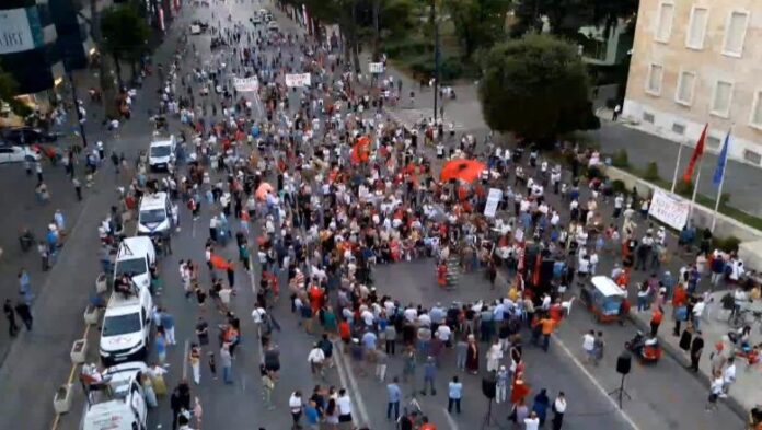 1784398884_protestatirane