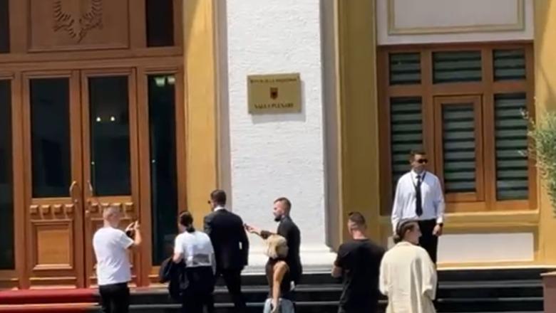 Sot Kuvend  Mblidhet PD  vendos nëse do të vijojë bojkotin  Balla  Shpresoj që të ketë tym të bardhë  të rikthehen në seancë
