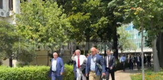 Berisha rikthehet në Kuvend, por ‘u fshihet’ protestuesve! Hyn nga ana e rrethuar me barriera metalike