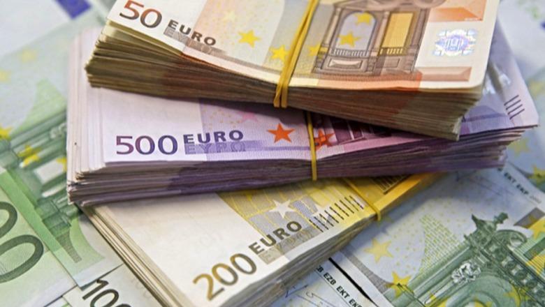 BSH bleu 95 5 mln euro në tregun valutor në tremujorin e parë  gati 3 herë më shumë se në 2025 ën  por rënia e monedhës evropiane nuk ndalet