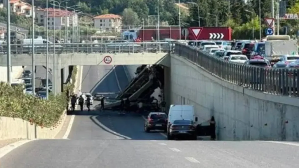 Aksident i rëndë te rrethrrotullimi i TEG  betonieria bie nga lartësia dhe zë poshtë një automjet  nuk dihet nëse ka viktima