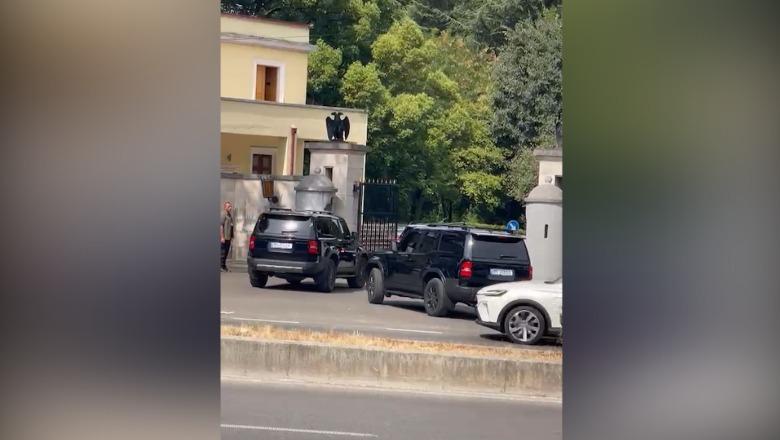 Mbledhja e grupit të PS dhe qeverisë  Rama mbërrin te Pallati i Brigadave