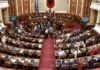 Opozita në ‘këmbë’ bllokon foltoren/ PS miraton me mbi 80 vota raportet e institucioneve të pavarura, votohet edhe kreu i ri i Prokurimeve Publike
