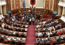 Opozita në ‘këmbë’ bllokon foltoren/ PS miraton me mbi 80 vota raportet e institucioneve të pavarura, votohet edhe kreu i ri i Prokurimeve Publike