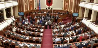 Opozita në ‘këmbë’ bllokon foltoren dhe bën zhurmë, mazhornaca vijon me kalimin e projektligjeve të rendit të ditës e vetme