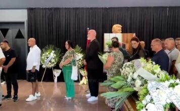Mbahen homazhe për gazetarin Enrik Mehmeti, i pranishëm edhe kryeministri Rama