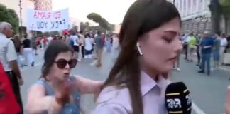 Gazetarja e Top News u sulmua fizikisht nga protestuesit teksa raportonte live, AGSH: Cenim i rëndë i lirisë së medias