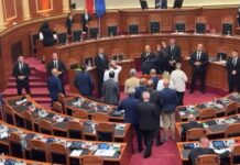 Raporti i Avokatit të Popullit, Bardhi: Provokim për opozitën, është zgjedhur në flagrancë me Kushtetutën! Opozita bllokon foltoren, 5 minuta pushim
