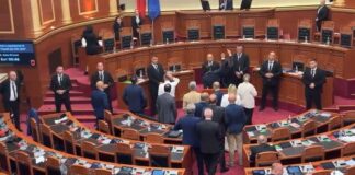 Raporti i Avokatit të Popullit, Bardhi: Provokim për opozitën, është zgjedhur në flagrancë me Kushtetutën! Opozita bllokon foltoren, 5 minuta pushim