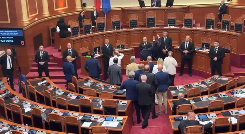 Raporti i Avokatit të Popullit  Bardhi  Provokim për opozitën  është zgjedhur në flagrancë me Kushtetutën  Opozita bllokon foltoren  5 minuta pushim