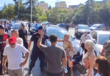 ‘Fikni makinat’, protestuesit bllokojnë “Rrugën e Elbasanit”, ndërhyn policia