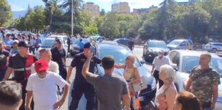 ‘Fikni makinat’, protestuesit bllokojnë “Rrugën e Elbasanit”, ndërhyn policia