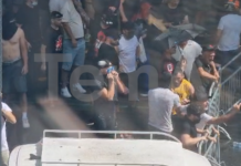 Protestues të maskuar shkatërrojnë gardhin metalik para Kuvendit! Tregojnë edhe gishtin e mesit