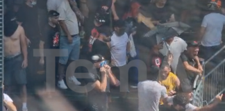 Protestues të maskuar shkatërrojnë gardhin metalik para Kuvendit! Tregojnë edhe gishtin e mesit
