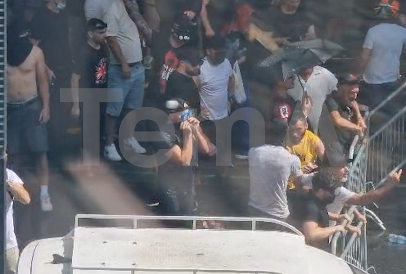 Protestues të maskuar shkatërrojnë gardhin metalik para Kuvendit  Tregojnë edhe gishtin e mesit
