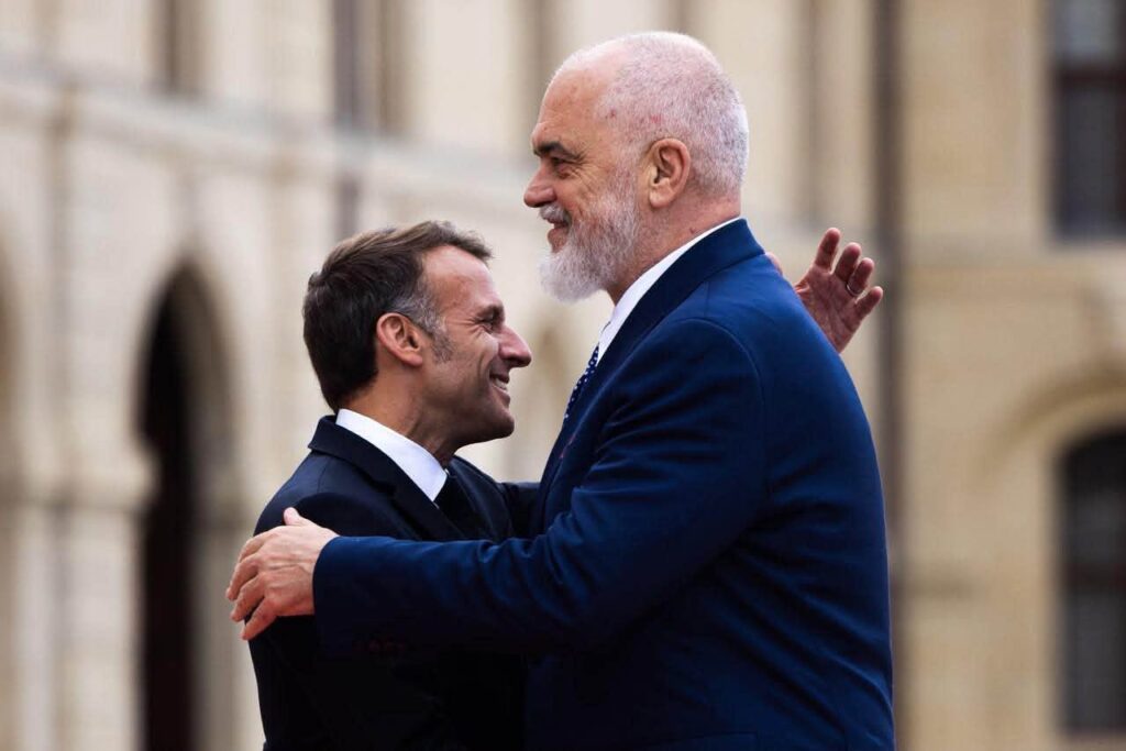 FOTO  Rama mbërrin në Paris  pritet nga presidenti Macron