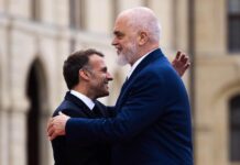 FOTO/ Rama mbërrin në Paris, pritet nga presidenti Macron