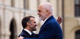 FOTO/ Rama mbërrin në Paris, pritet nga presidenti Macron