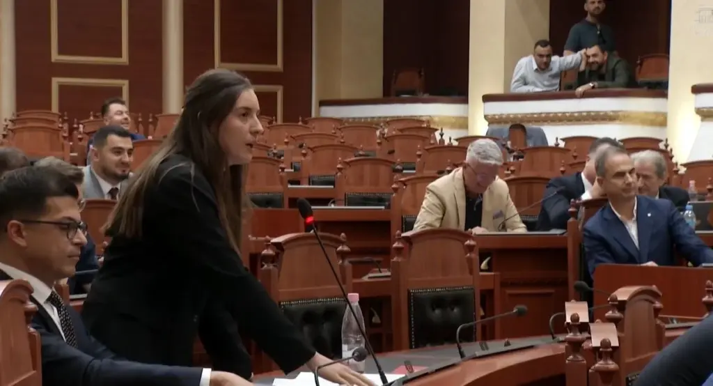  Më shiko në sy Sali   deputetja Zegjine Caushi akuzon Berishën për dezinformim  Gënjeve se kam blerë shtëpi  unë kam firmosur vetëm për 