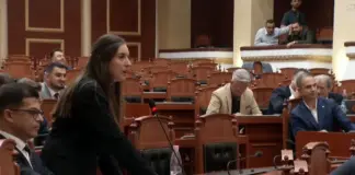 “Më shiko në sy Sali”, deputetja Zegjine Caushi akuzon Berishën për dezinformim: Gënjeve se kam blerë shtëpi, unë kam firmosur vetëm për…