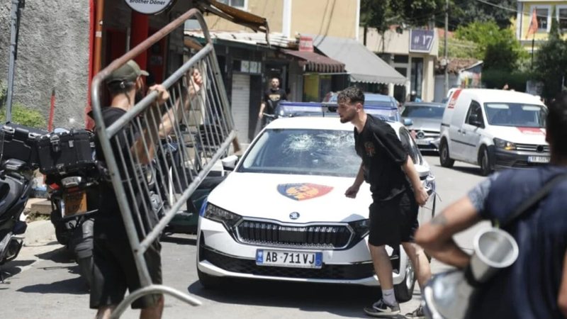 Protesta para Kuvendit  Prokuroria kërkon burg për 3 personat që shkatërruan makinën e policisë