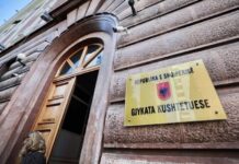 Gjykata Kushtetuese: Kabina e xhamit cënon dinjitetin e personit