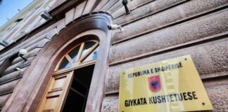 Gjykata Kushtetuese: Kabina e xhamit cënon dinjitetin e personit