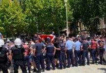 Ra kjo protestë dhe u pamë me llumin