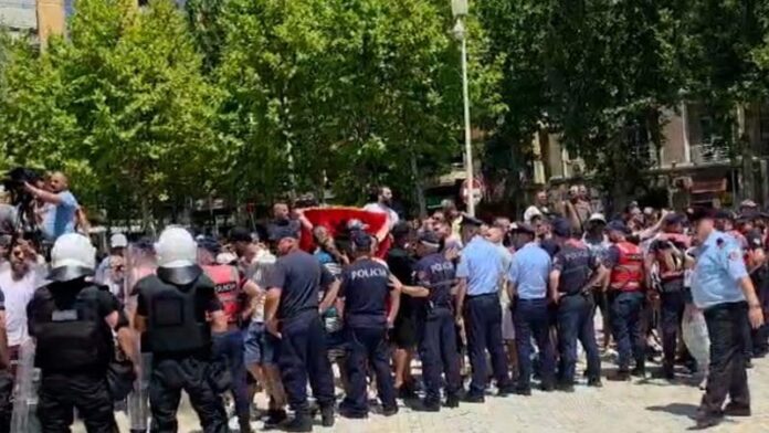 -800-0-1782922875x1782817033-protestaparlament-427