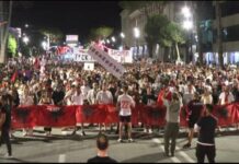 Pas fjalimeve te Kryeministria, protestuesit nisin marshimin në rrugët e Tiranës