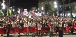 Pas fjalimeve te Kryeministria, protestuesit nisin marshimin në rrugët e Tiranës