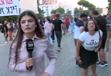 VIDEO/ “Zhdukuni, ikni!” – Tensionohet situata në para Kryeministrisë, momenti kur protestuesit sulmojnë gazetaren e Top News