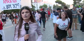 VIDEO/ “Zhdukuni, ikni!” – Tensionohet situata në para Kryeministrisë, momenti kur protestuesit sulmojnë gazetaren e Top News