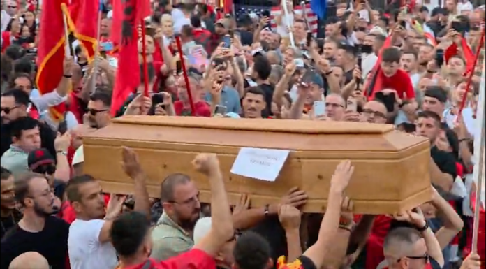 Dhuna, arkivoli dhe vajtojcat, ‘çmendina’ që ndoti protestën