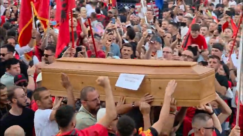 Dhuna  arkivoli dhe vajtojcat   çmendina  që ndoti protestën