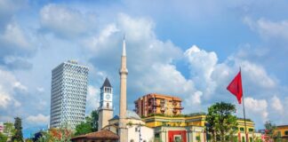Nga bunkerët, te mali i Dajtit, “Daily Mail” tregon pse Tirana është destinacioni i momentit