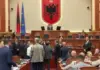 Tensione brenda në Kuvend, deputetët e PD bllokojnë foltoren, kalohet sërish në pushim