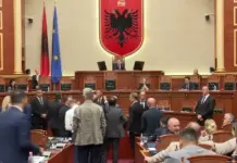 Tensione brenda në Kuvend, deputetët e PD bllokojnë foltoren, kalohet sërish në pushim