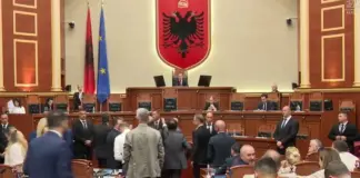 Tensione brenda në Kuvend, deputetët e PD bllokojnë foltoren, kalohet sërish në pushim