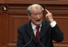 Berisha tha se ndaj protestuesve u përdorën lëndë kimike, Spaho: Gënjen me qëllim, në pushtet nuk vihet me broçkulla
