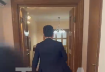VIDEO/ Agron Shehaj rrëmben kopjen e vetme të marrëveshjes për kredinë 302 milionë dollarëshe dhe largohet me vrap
