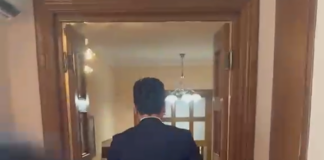 VIDEO/ Agron Shehaj rrëmben kopjen e vetme të marrëveshjes për kredinë 302 milionë dollarëshe dhe largohet me vrap